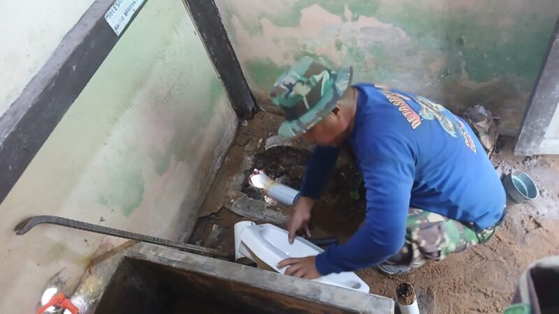 Satgas TMMD Regtas ke-126 Kodim 1208/Sambas Pasang Kloset di MCK Sekolahan