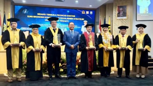 Foto: Laksamana Muda TNI Hudiarto Krisno Utomo(tengah , brrjas) dengan penguji usia sidang promosi dokter ilmu ekonomi FEB universitas Trisakti, sabtu 11 oktober 2025(foto: dok FEB usakti)