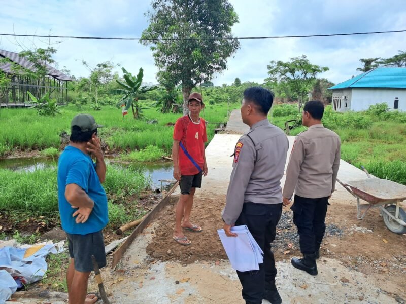 Cegah Karhutla, Personil Sat Binmas Polres Pulang Pisau memberikan himbauan dilarang membakar hutan dan lahan secara sembarangan kepada masyarakat
