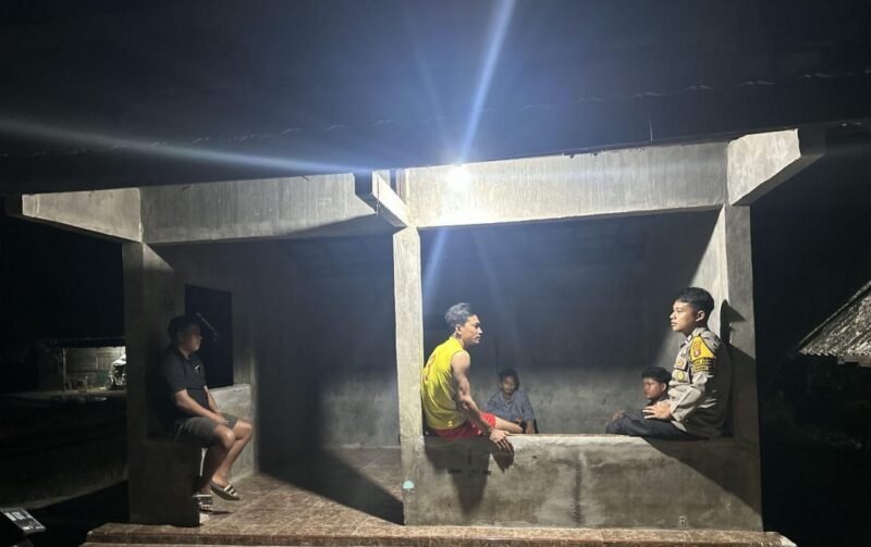 KANIT BINKAMSA POLRES PULANG PISAU LAKUKAN PENGECEKAN POS KAMLING DI DESA