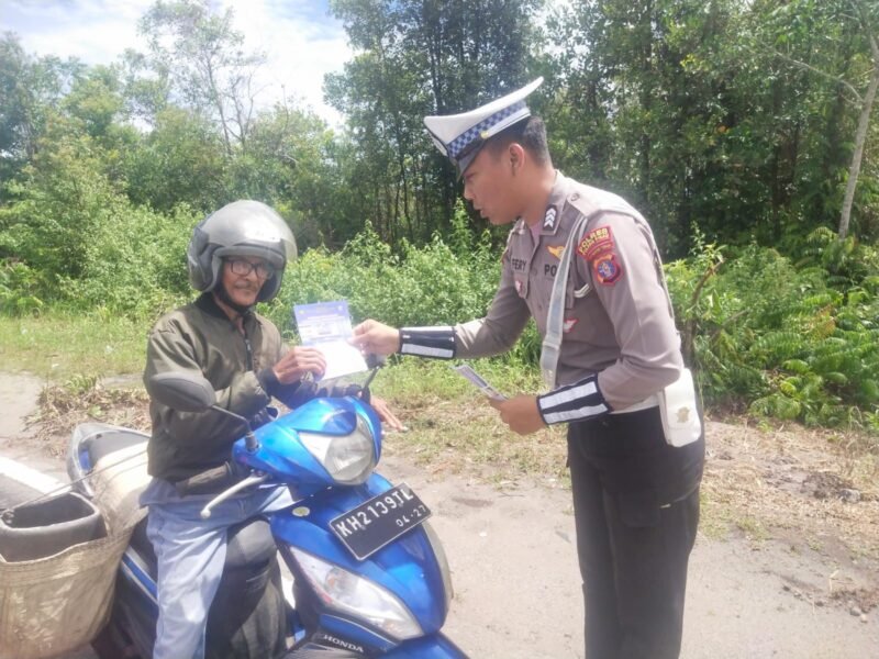 Pembagian Brosur Kamseltibcarlantas kepada Pengguna Jalan