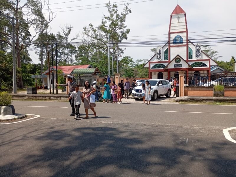 Pastikan Ibadah Minggu Lancar, Sat Lantas Polres Pulang Pisau Siaga di Gereja