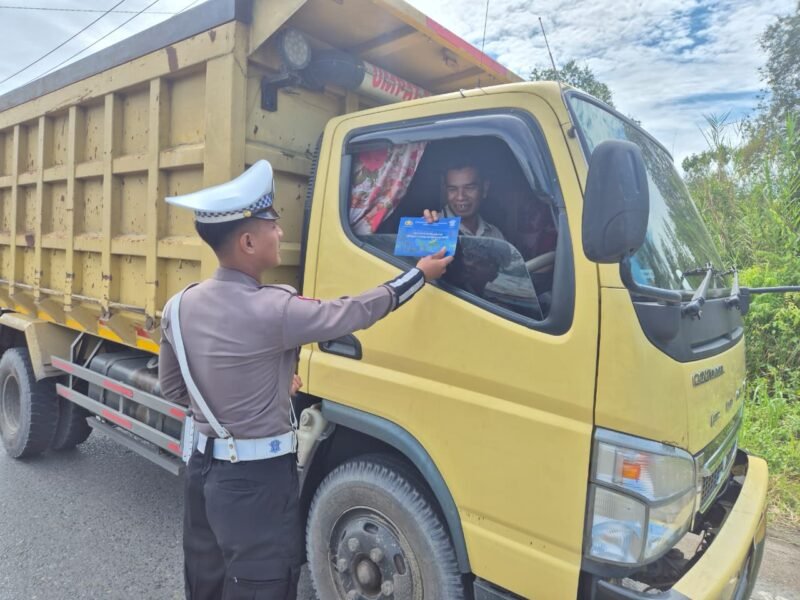 Satlantas Polres Pulang Pisau Bagikan Brosur Kamseltibcarlantas kepada Pengendara