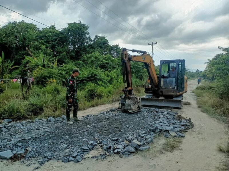 Satgas TMMD Regtas Ke-126 Kodim 1208/Sambas Awasi Pengerjaan Penimbunan Jalan Gunakan Alat Berat