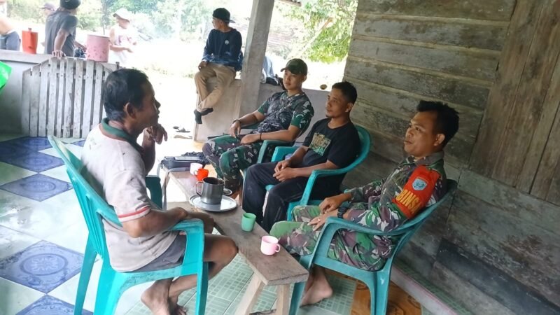 Satgas TMMD Regtas ke-126 Kodim 1208/Sambas Ngobrol Santai Sambil Ngopi di Rumah Warga