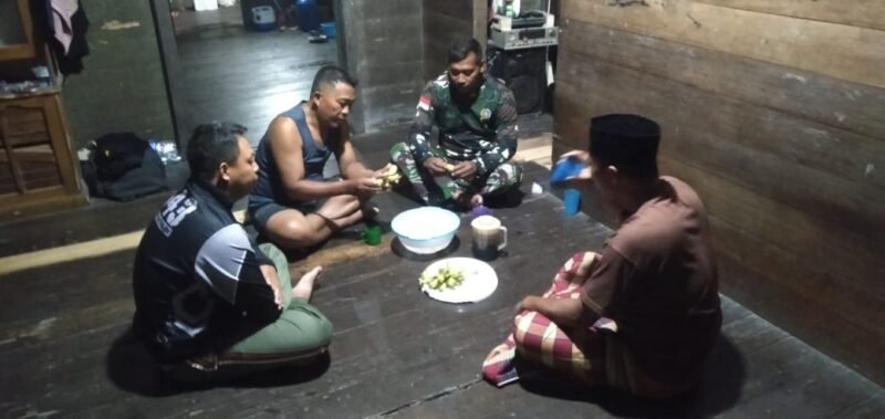 Anggota Satgas TMMD Regtas ke-126 Kodim 1208/Sambas Bincang Malam Bersama Warga