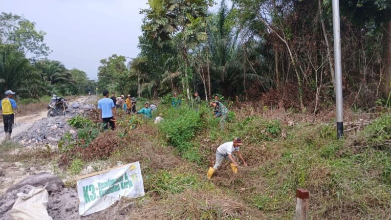 Satgas TMMD Regtas ke-126 Bersihkan Sekitar Jalan Yang Ditimbun