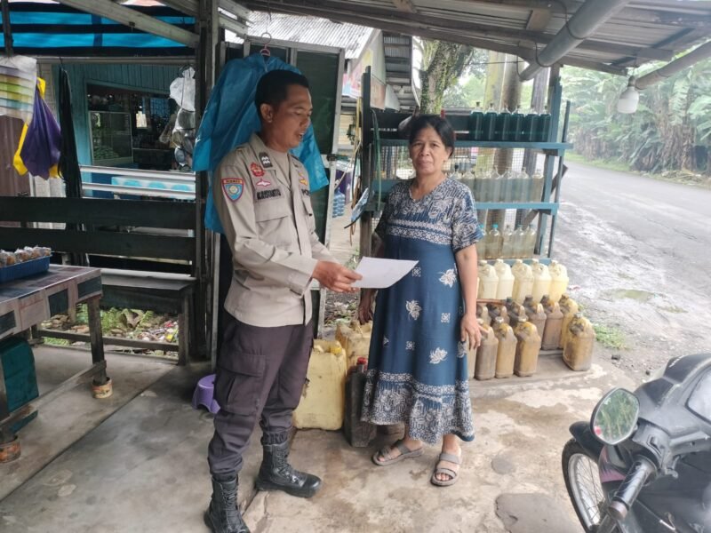 Cegah Karhutla, Personil Sat Binmas Polres Pulang Pisau memberikan himbauan dilarang membakar hutan dan lahan secara sembarangan kepada masyarakat