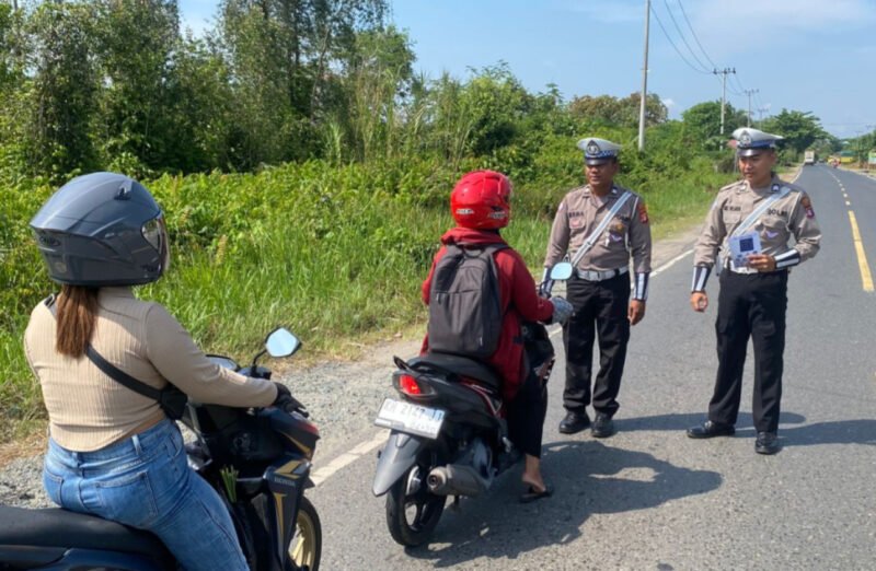 Polantas Menyapa: Edukasi Keselamatan Berkendara di Jalur Trans Kalimantan