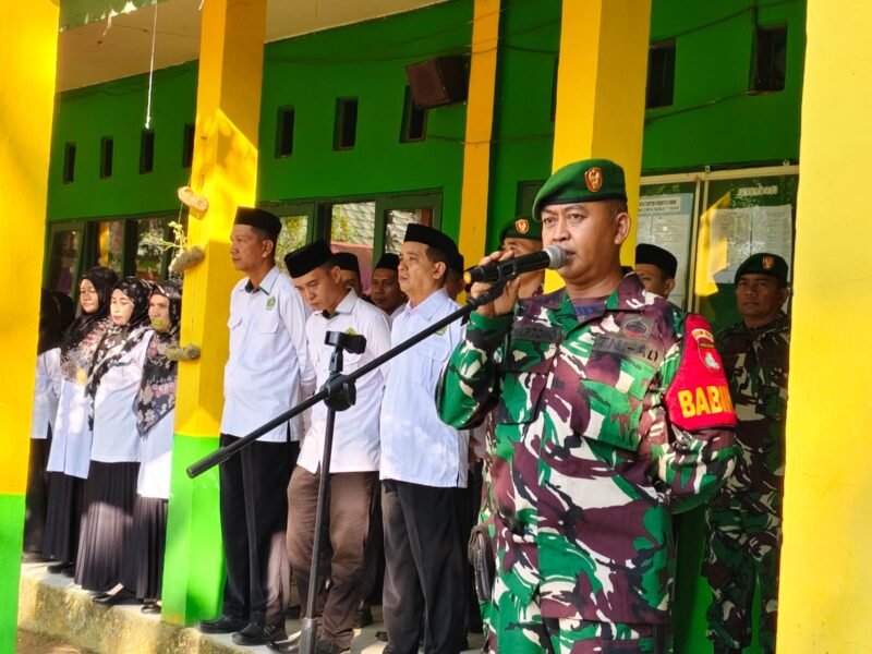 Wujudkan Generasi Berkarakter, Babinsa Koramil 1002-08/LAU Bina Siswa MTSN 3 HST