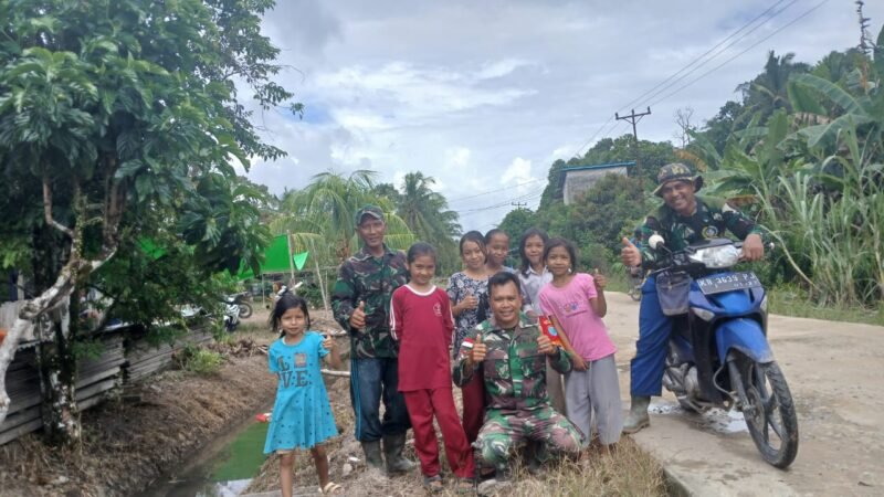 Satgas TMMD Regtas ke-126 Kodim 1208/Sambas Jalin Keakraban dengan Anak-anak Desa Ratu Sepudak