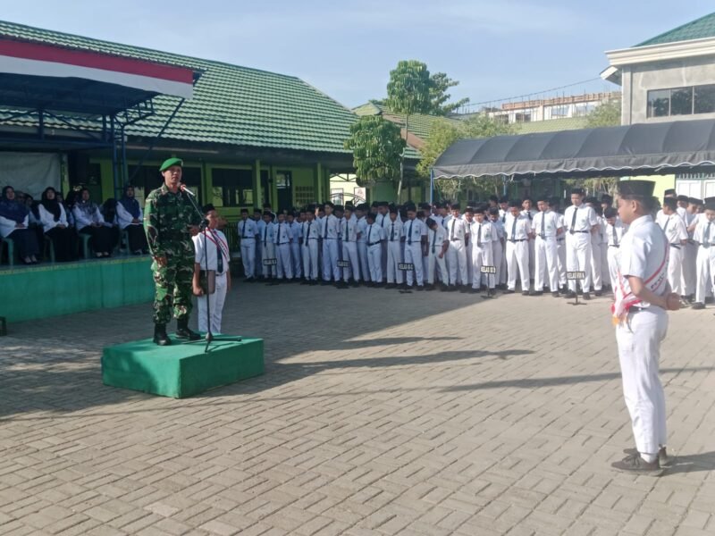 Wujudkan Generasi Muda Berkarakter, Danramil Barabai Bina Siswa MTsN 2 HST