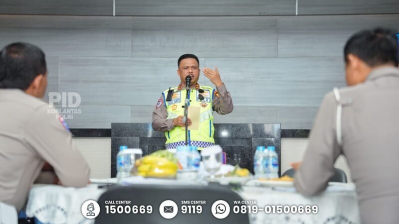 Foto: Kakorlantas Polri Irjen Pol Drs. Agus Suryonugroho, S.H, M.Hum memberikan arahan kepada para personel terkait kesiapan Electronic Traffic Law Enforcement (ETLE) dalam hal penegakkan hukum lalu lintas.