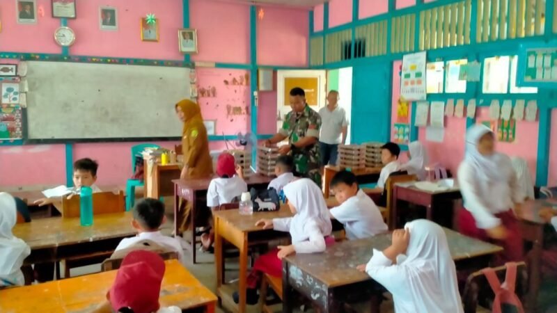 Anggota Koramil 1208-07/ Teluk Keramat Dampingi Pendistribusian Makan Bergizi Gratis Desa Sungai Serabek