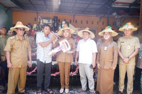Foto: Wakil Bupati Sidoarjo, Hj. Mimik Idayana, menyerahkan bantuan ( Foto: didampingi oleh perwakilan Dinas Pangan dan Pertanian Kabupaten Sidoarjo, Senin 13/10/2025).