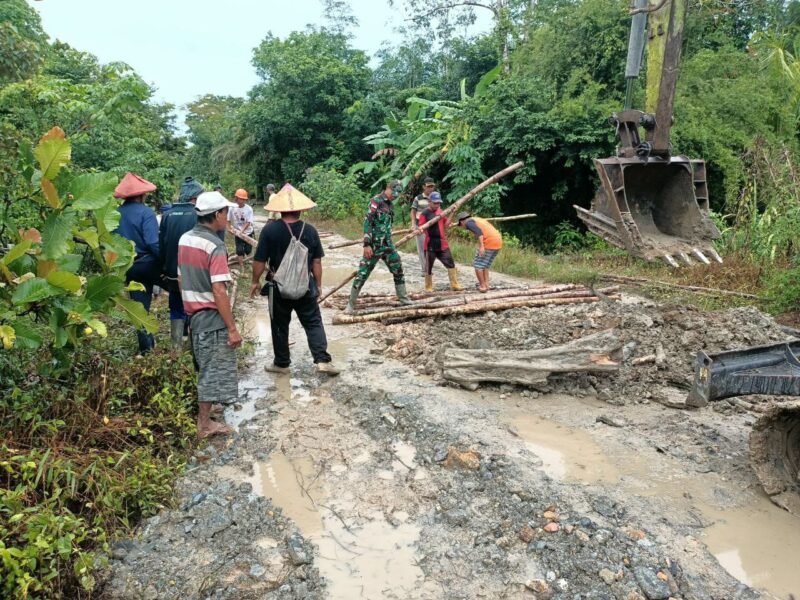 Satgas TMMD Regtas ke-126 Kodim 1208/Sambas Susun Cerucuk Untuk Penimbunan Jalan Sepanjang 2.000 Meter