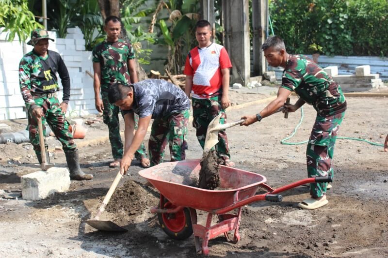Wujudkan Fasilitas Olahraga Nyaman, Satgas TMMD Kodim 0816/Sidoarjo Bangun Lapangan Voli