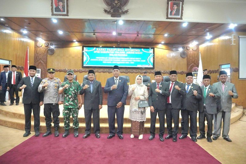 Foto: Bupati Tanjung Jabung Barat (Tanjab Barat), Drs. H. Anwar Sadat, M.Ag., didampingi Wakil Bupati Dr. H. Katamso, S.A., S.E., M.E.,