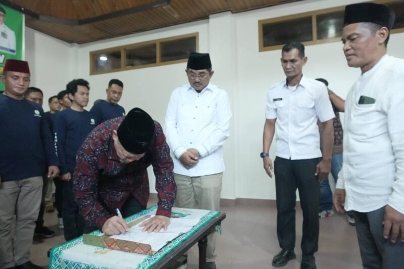 Foto: Bupati Tanjung Jabung Barat Tanjab Barat, Drs. H. Anwar Sadat, M.Ag., (foto: acara Pengukuhan dan Pelantikan Pengurus Laskar Pemuda Jambi Kota Seberang (LPJKS) Cabang Kabupaten Tanjung Jabung Barat periode 2025–2029, yang digelar di Hotel Arryadh Kuala Tungkal, Rabu 08/10/2025).
