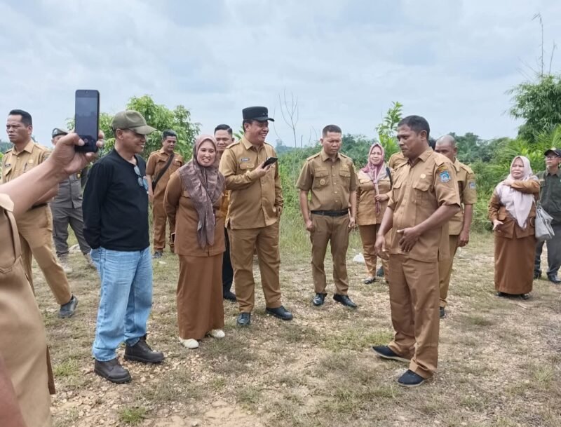 Foto: Wakil Bupati Tanjung Jabung Barat (Tanjab Barat), Dr. H. Katamso, S.A., S.E., M.E.,(foto: lokasi rencana pembangunan Tempat Pengolahan Sampah Terpadu (TPST) di Kecamatan Merlung, Selasa 07/10/2025). Kegiatan