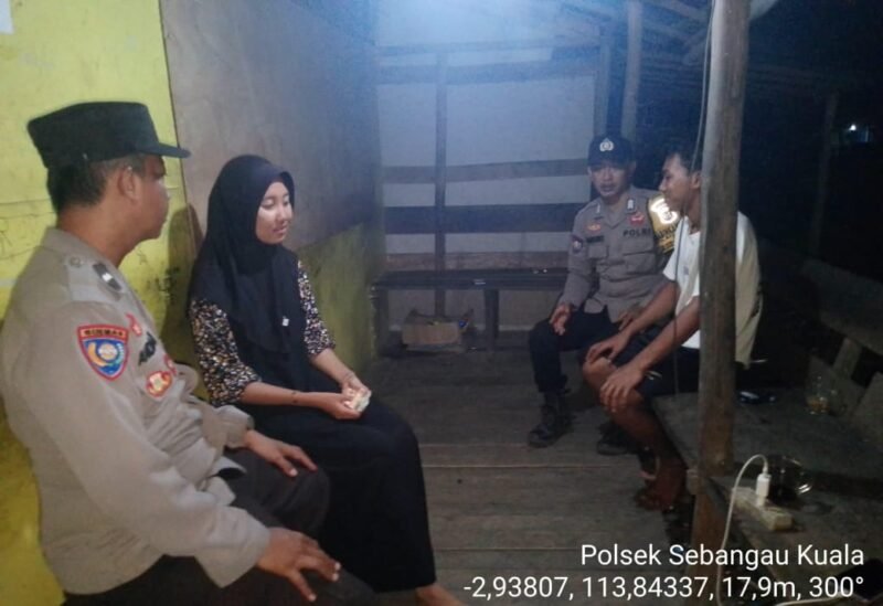 Sambangi Warga Dengan Humanis, personel Polsek Sebangau Kuala Sampaikan Pesan Kamtibmas kepada Warganya