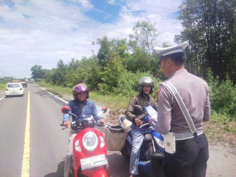 Sat Lantas Polres Pulang Pisau Laksanakan Himbauan Kamseltibcarlantas Secara Humanis untuk Cegah Kecelakaan