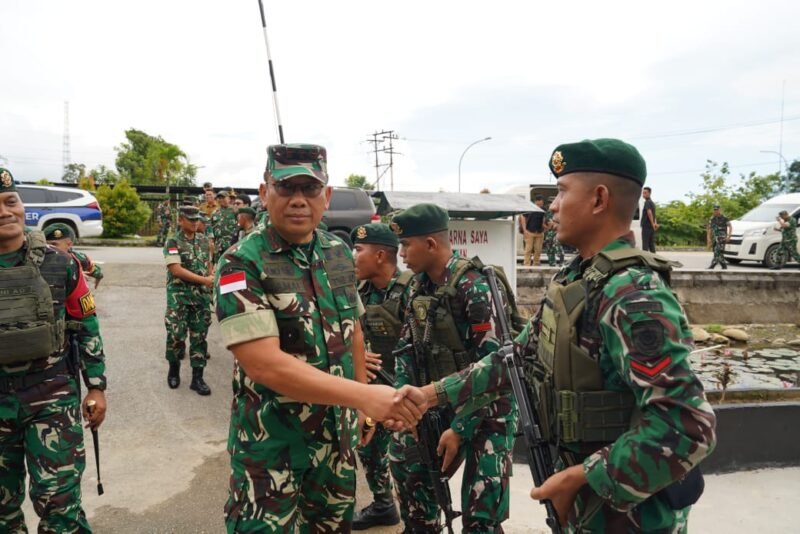 Dandim 1208/Sambas Dampingi Pangdam XII/Tpr Mayjen TNI Jamallulael, S.Sos., M.Si Kunjungi PLBN Aruk Dan Pos Koki Sajingan