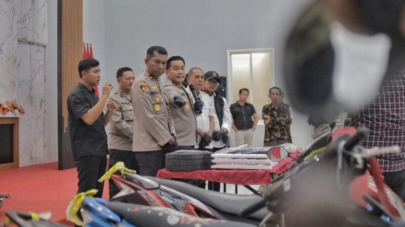 Foto Kapolres Blitar AKBP Arif Fazlurrahman mengatakan dalam kurun waktu Dua bulan, pelaku sudah 18 kali melakukan aksi pencurian dengan kekerasan, pencurian dengan pemberatan, dan pencurian sepeda motor di beberapa lokasi di Kabupaten Blitar