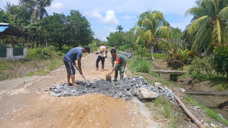 Satgas TMMD ke-126 Kodim 1208/Sambas Laksanakan Gotong Royong Timbun Jalan Berlubang