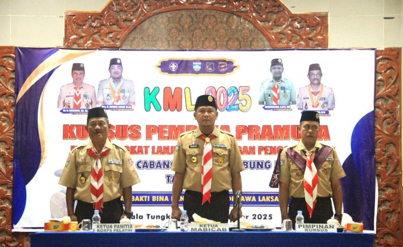 Mewakili Bupati Tanjung Jabung Barat (Tanjab Barat), Sekretaris Daerah (Sekda) Hermansyah, S.STP., M.H. secara resmi membuka kegiatan Kursus Pembina Pramuka Mahir Tingkat Lanjutan Golongan Penggalang, yang digelar di Balai Adat, Senin (06/10/2025).