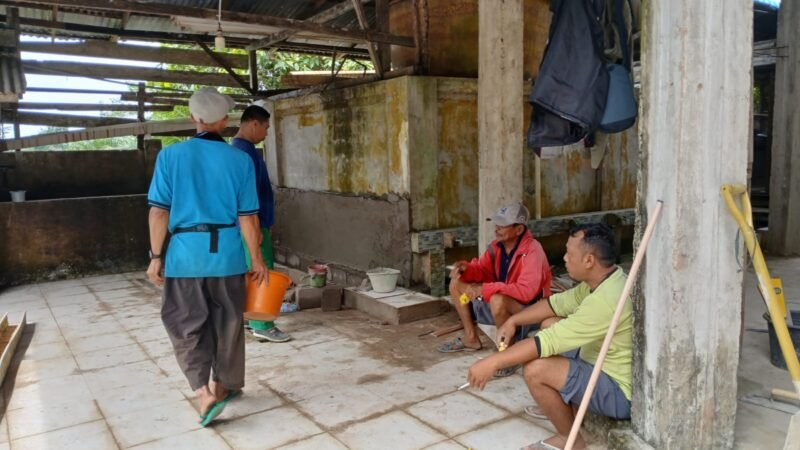 Satgas TMMD Regtas ke-126 Kodim 1208/Sambas Plester Dinding MCK Masjid
