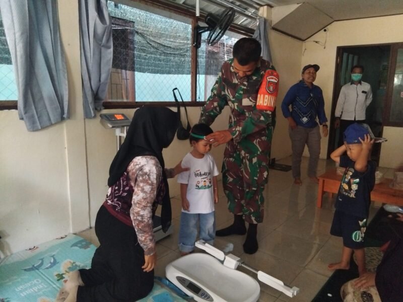 Babinsa Koramil 1002-01/Batang Alai Selatan Dampingi Kegiatan Posyandu Anggrek di Desa Anduhum