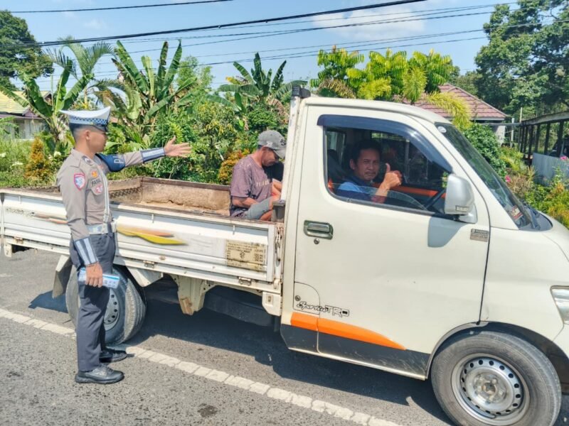 Personil Satlantas Polres Pulang Pisau Edukasi Pengemudi Pick Up Agar Tidak Mengangkut Orang