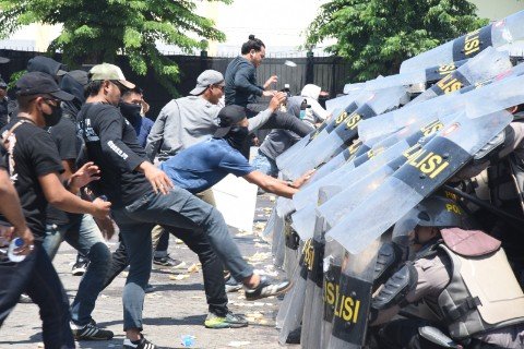 Polda Jatim menggelar simulasi Sispamkota (Sistem Pengamanan Kota) di GOR Sidoarjo, Rabu, (15/10). Simulasi Sispamkota digelar dalam rangka menjaga stabilitas Kamtibmas, foto: Antok