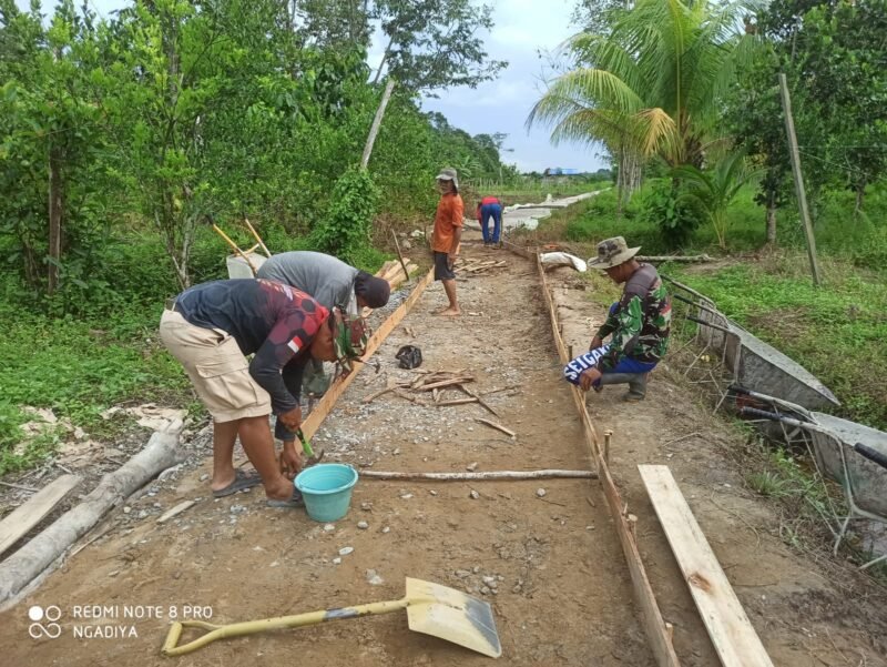 Satgas TMMD Regtas ke-126 Kodim 1208/Sambas Cor Jembatan Kecil di Lokasi Rabat Beton