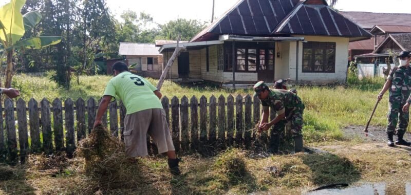 TNI dan Warga Haruyan Bergotong Royong Bersihkan Selokan Demi Cegah Banjir