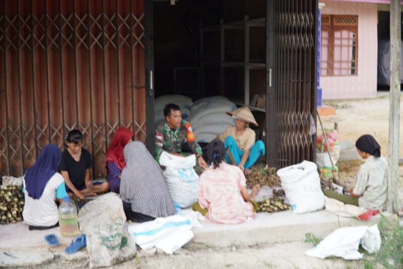 Satgas TMMD Regtas ke-126 Kodim 1208/Sambas Komsos Bersama Petani Jengkol di Lokasi TMMD