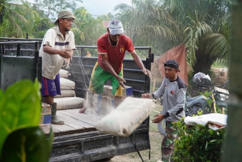 Satgas TMMD Regtas ke-126 Kodim 1208/Sambas Turunkan Material Semen untuk Rabat Beton