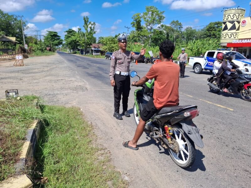 Teguran Humanis Kepada Pengendara Sepeda Motor Yang tidak Menggunakan Helm