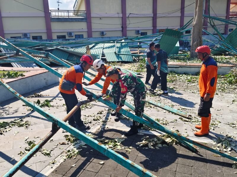 TNI - Polri Dan Warga Gelar Kerja Bakti Bersihkan Reruntuhan Atap Stadion Gelora Penataran Pasca Bencana