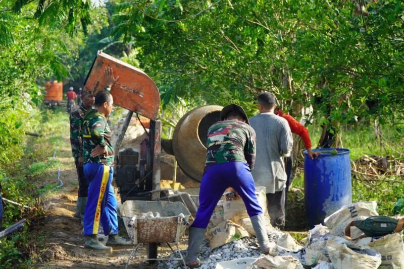 Berkat Mesin Molen, Pekerjaan Satgas TMMD ke-126 Kodim 1208/Sambas Jadi Lebih Ringan