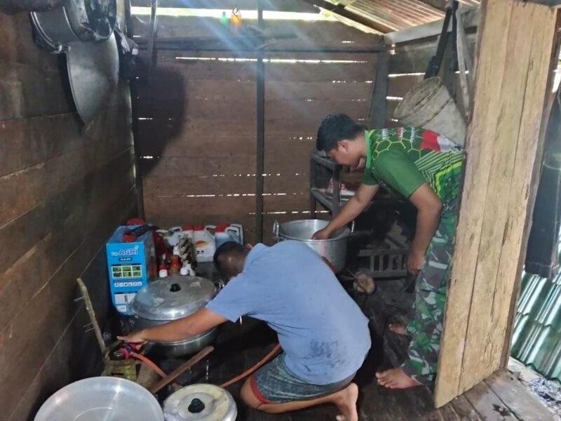 Satgas TMMD Regtas ke-126 Kodim 1208/Sambas Siapkan Masakan Untuk Anggota Yang Bekerja di Lokasi