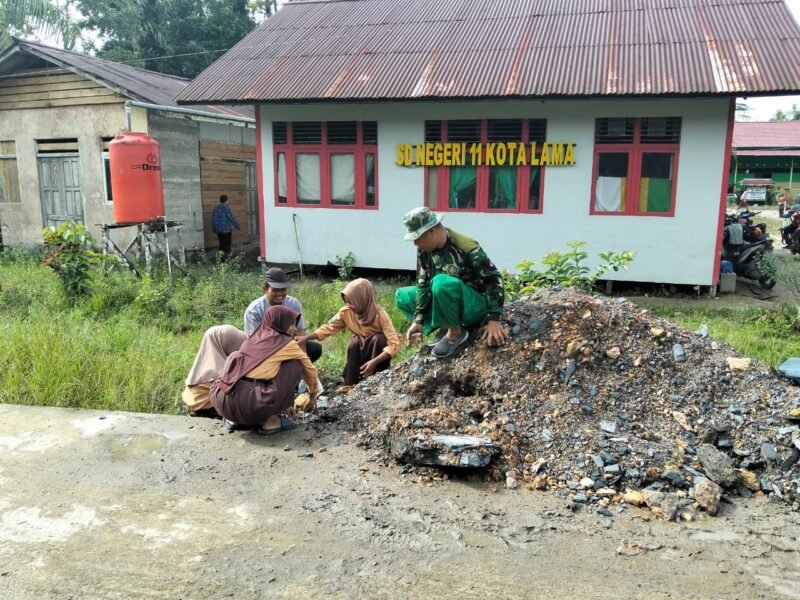 Satgas TMMD ke-126 Kodim 1208/Sambas Sempatkan Waktu Bermain Bersama Anak Sekolah Dasar