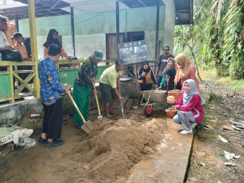 Dewan Guru Ikut Gembira Saat MCK Sekolah Direhab Satgas TMMD ke-126 Kodim 1208/Sambas