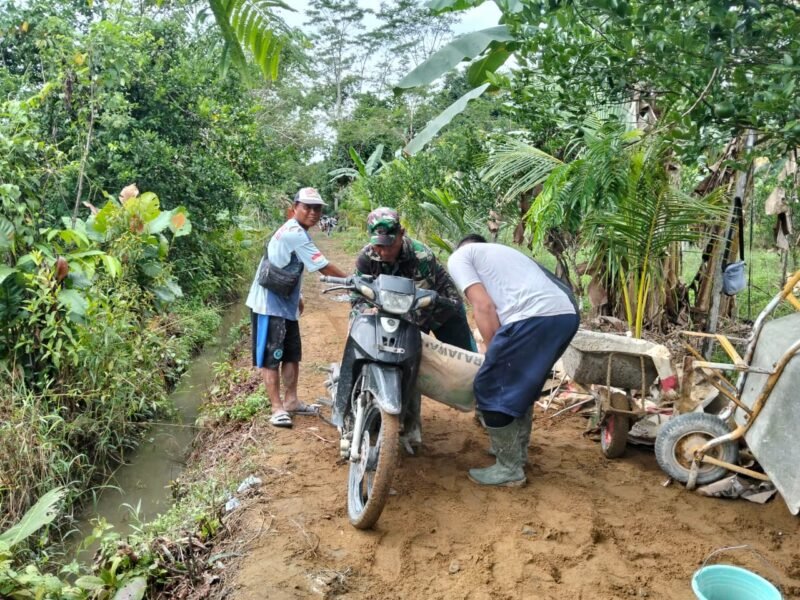 Satgas TMMD Regtas ke-126 Kodim 1208/Sambas Angkut Material Batu untuk Pembangunan Rabat Beton