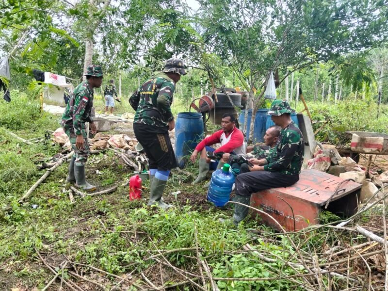 Ngobrol Santai Disela Waktu Isirahat Salah Satu Cara Satgas TMMD Regtas Ke-126 Kodim 1208/Sambas Jalin Keakraban Dengan Warga.