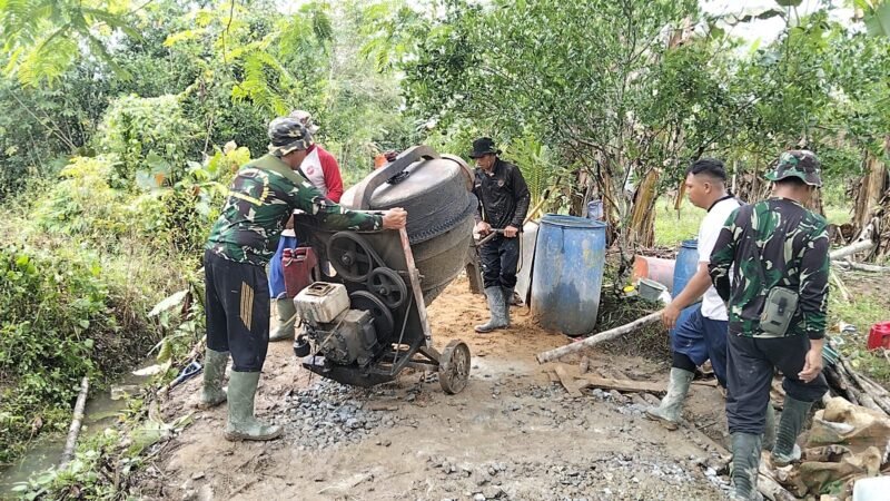 Mempercepat Pengerjaan Pengecoran Rabat Beton Satgas TMMD Regtas ke-126 Kodim 1208/Sambas Pindahkan Mesin Molen ke Titik Pekerjaan Baru