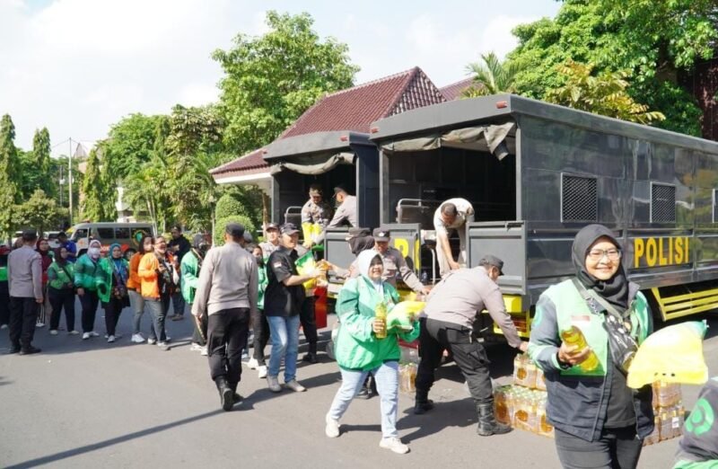 Kepolisian Daerah Jawa Timur menggelar kegiatan Bakti Sosial (Baksos) bertajuk “Polda Jatim Peduli Masyarakat”, di Mapolda Jatim, Jumat (17/10/2025) Foto