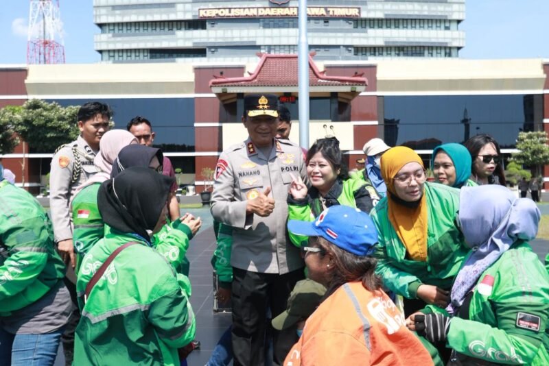 Foto: Kapolda Jawa Timur, Irjen Pol.Drs Nanang Avianto,M.Si. (Foto: Kapolda Jatim, Irjen Pol Nanang Avianto saat kegiatan Bakti Sosial (Baksos ) bertajuk “Polda Jatim Peduli Masyarakat”, di halaman Mapolda Jatim, Jumat 17/10/2025).