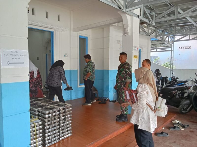Babinsa Parit Baru Laksanakan Pendampingan Peninjauan Pelayanan Pemenuhan Makanan Bergizi Dari Dinas Kesehatan Kab. Sambas
